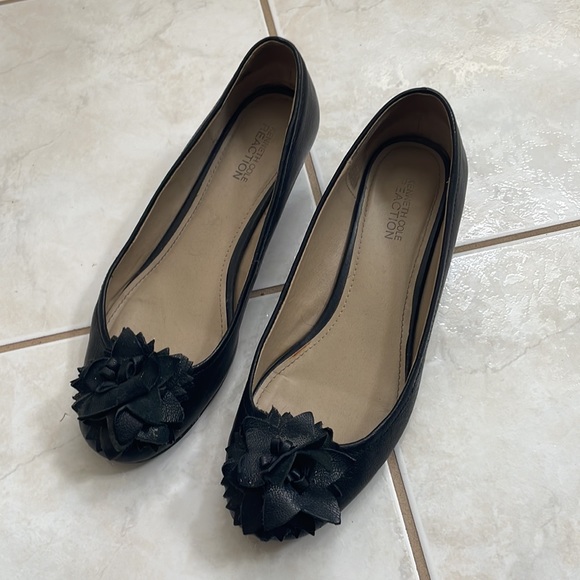 Kenneth Cole Reaction Black leather Demi Wedge with Floral appliqué brooch - Picture 2 of 11